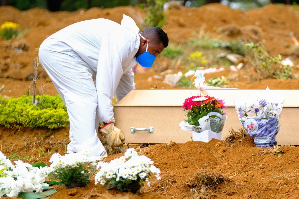 Un trabajador entierra a una víctima del Covid-19 en el cementerio Vila Formosa de Sao Paulo