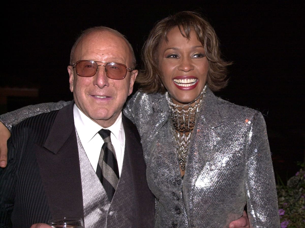 La música pierde a uno de sus grandes: muere Clive Davis, el hombre detrás del éxito de Whitney Houston, Bruce Springsteen y Alicia Keys