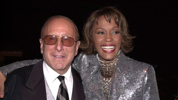 La música pierde a uno de sus grandes: muere Clive Davis, el hombre detrás del éxito de Whitney Houston, Bruce Springsteen y Alicia Keys