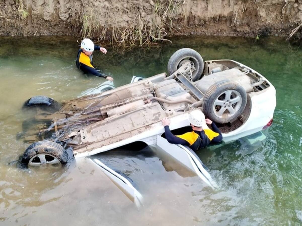 Encuentran un cuerpo al interior de un vehículo volcado en un canal de la región de Coquimbo