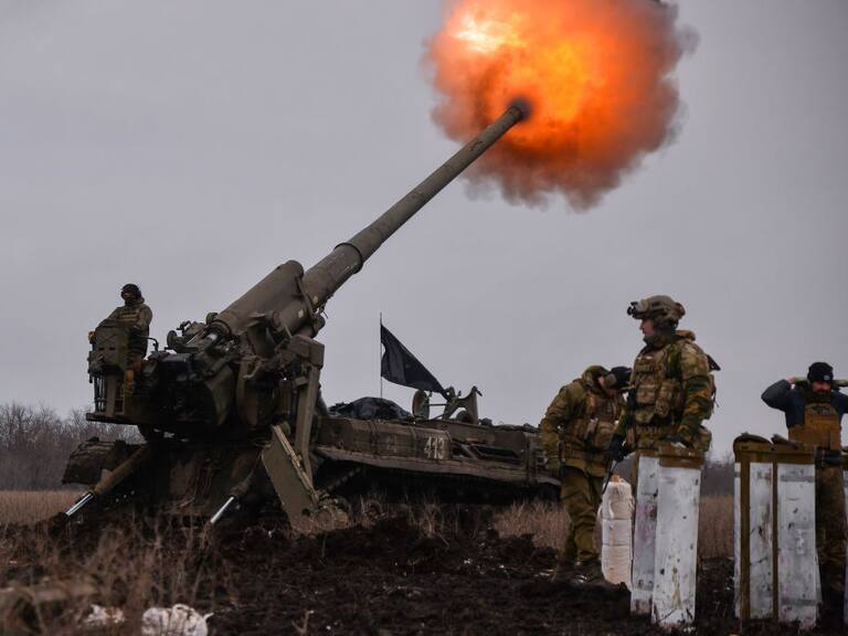 Soldados de Ucrania disparan su artillería contra los rusos en Bakhmut