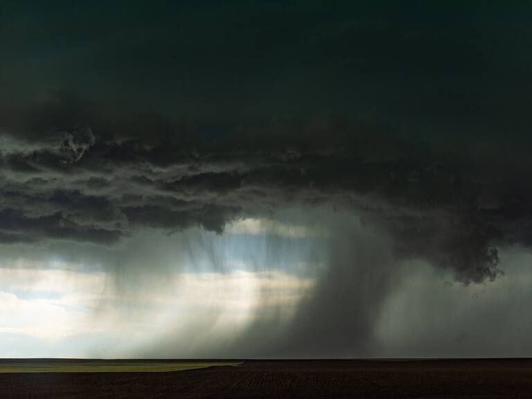 Dirección Meteorológica de Chile emite aviso por posibles tornados: estas son las cinco regiones que se verían afectadas