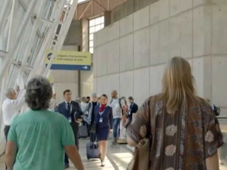 «Aeropuerto TVN»: tuiteros festinaron con detalle en escena de «100 días para enamorarse»