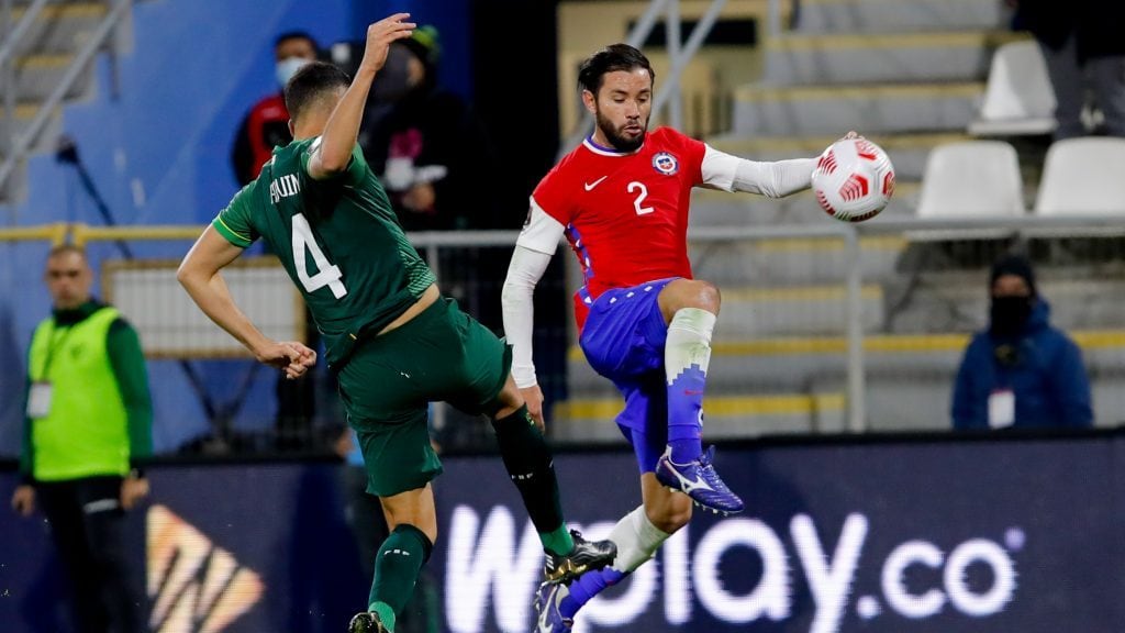 8 de Junio del 2021/SANTIAGOLuis Haquín(i) y Eugenio Mena(d) ,durante el partido valido por las Clasificatorias al Mundial de Qatar 2022, entre las selecciones nacionales de Chile vs Bolivia, disputado en el Estadio San Carlos de Apoquindo.
FOTO:FRANCISCO LONGA/AGENCIAUNO