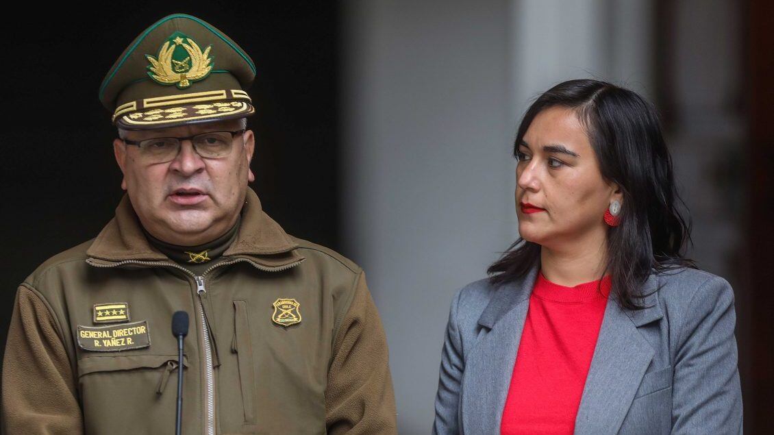 22 de junio del 2022/SANTIAGOLa ministra del Interior Izkia Siches, y el General Director de Carabineros, Ricardo Yáñez, realizan un apunto de prensa en el patio de Los Cañones del Palacio de La Moneda.
FOTO: SEBASTIAN BELTRAN GAETE/AGENCIAUNO