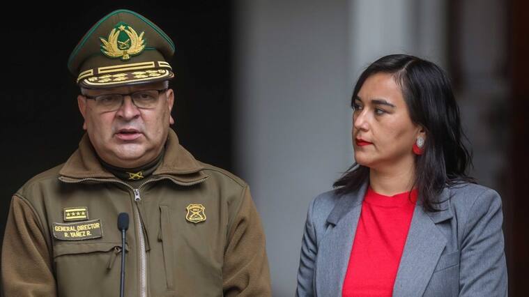 22 de junio del 2022/SANTIAGOLa ministra del Interior Izkia Siches, y el General Director de Carabineros, Ricardo Yáñez, realizan un apunto de prensa en el patio de Los Cañones del Palacio de La Moneda.
FOTO: SEBASTIAN BELTRAN GAETE/AGENCIAUNO