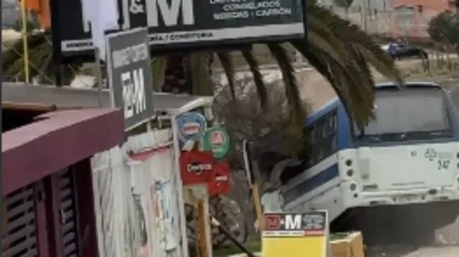 Micro cae a una quebrada en Coquimbo