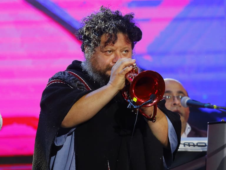 09 de Febrero del 2020/DICHATO
Cristin Cuturrufo junto a los Viking 5, durante la primera jornada del Festival Viva Dichato 2020
FOTO:SEBASTIAN BROGCA/AGENCIAUNO