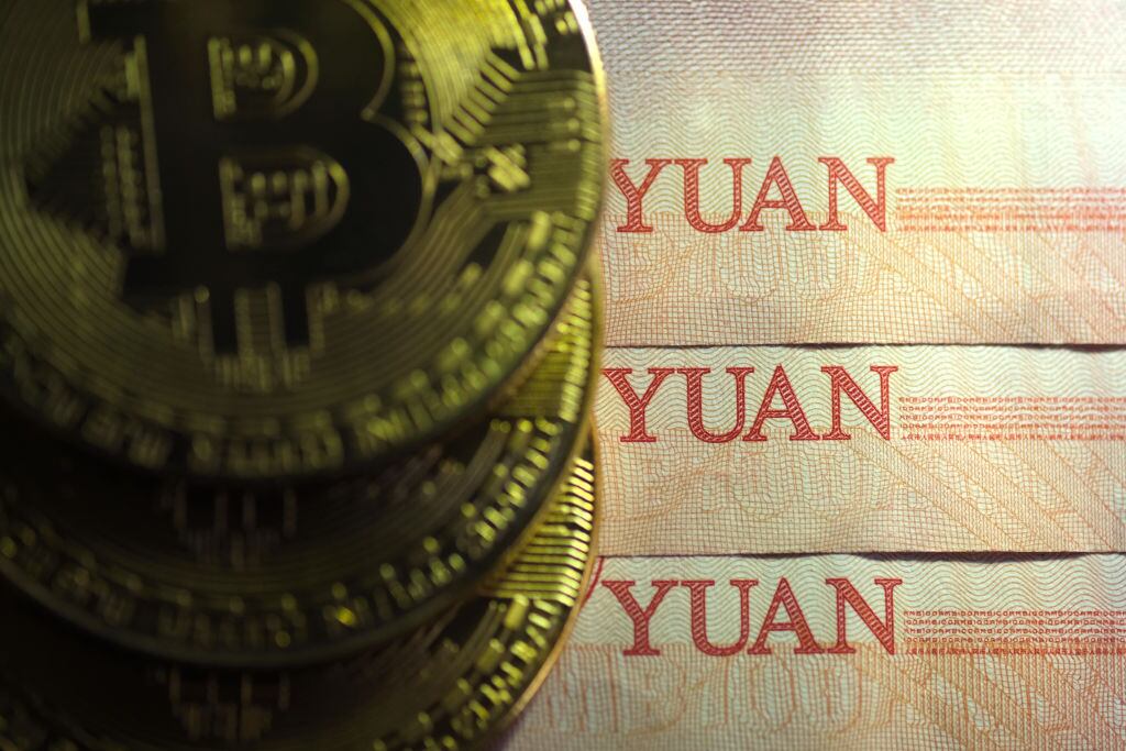 Imagen ilustrativa que reúne criptomonedas y yuanes chinos