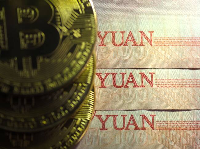 Imagen ilustrativa que reúne criptomonedas y yuanes chinos