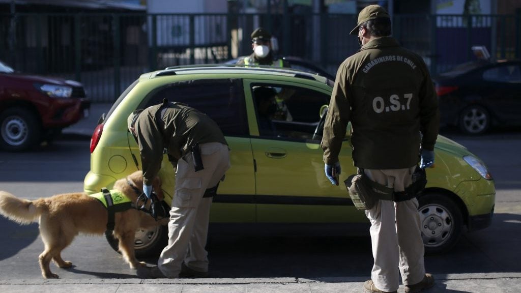 13 de Julio de 2020/SANTIAGO Un perro policial olfatea la rueda  de un auto , durante una fiscalizacion en la comuna de Estacion Central,  para tomar las medidas sanitarias y cuarentenas implementadas por la pandemia. 
FOTO:Cristobal Escobar/Agencia UNO