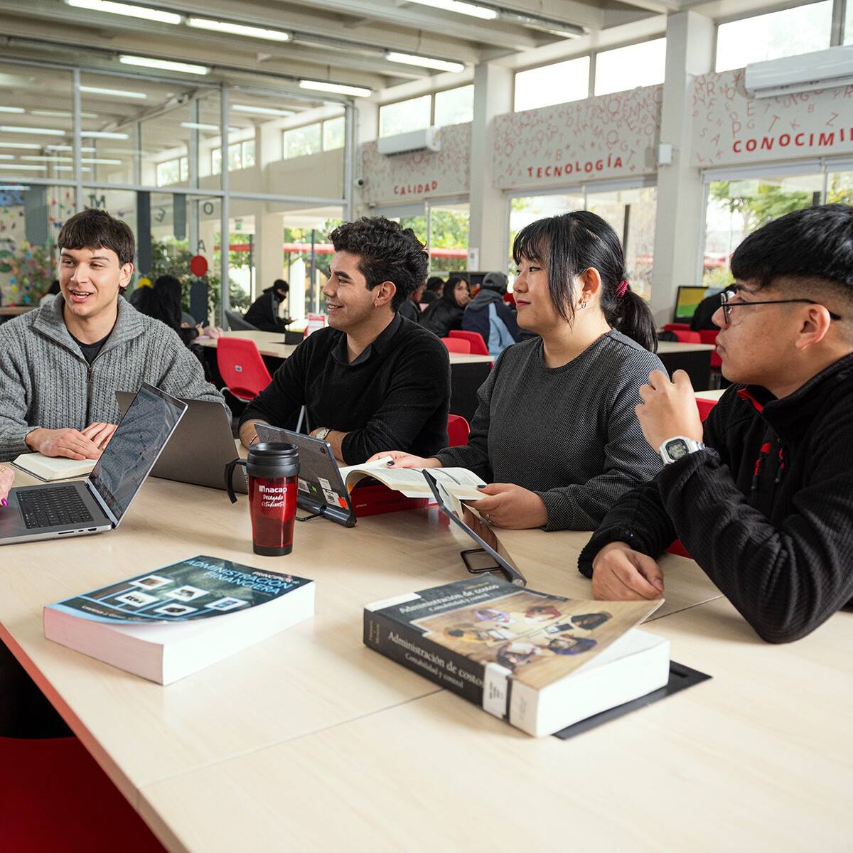 Carreras técnico profesionales se consolidan en Chile por su alta empleabilidad y sueldos: estas son las más demandadas