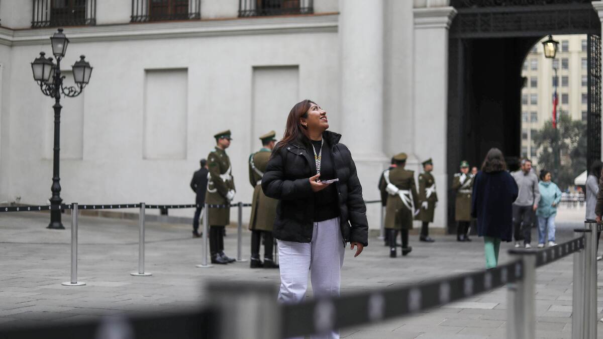 La Moneda reabre histórico cruce peatonal por conmemoración de los 200 años de la Presidencia