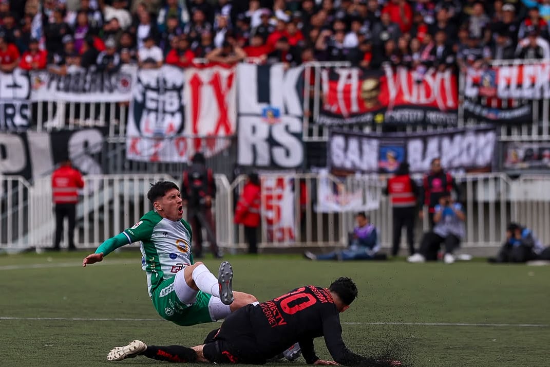 Ortiz critica el césped sintético del Chinquihue: “Me gustaría que tuviéramos canchas donde se pueda jugar bien al fútbol”