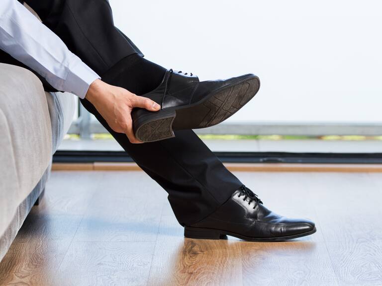 Cuál es el significado de sacarse los zapatos o zapatillas sin desatarse los cordones