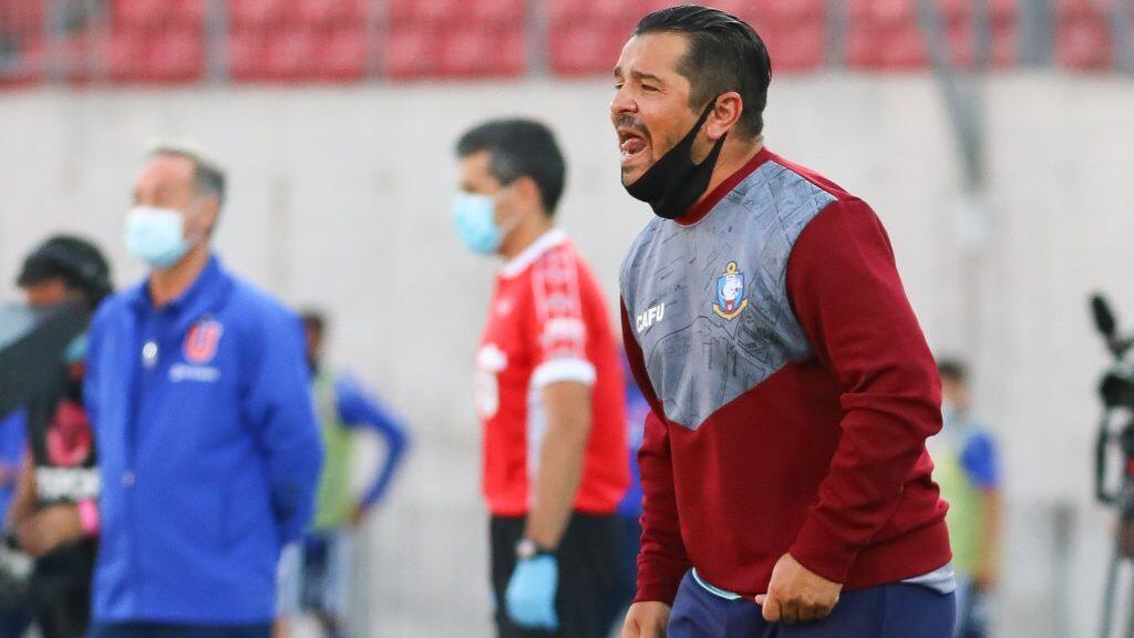13 DE FEBRERO DE 2021/SANTIAGOEl Director Tcnico de Deportes Antofagasta, Hector Tapia (i), durante el partido valido por trigsima cuarta fecha del Campeonato Nacional AFP PlanVital 2020, entre Universidad de Chile y Deportes Antofagasta, disputado en el Estadio Nacional.
FOTO: SEBASTIAN ORIA/AGENCIAUNO