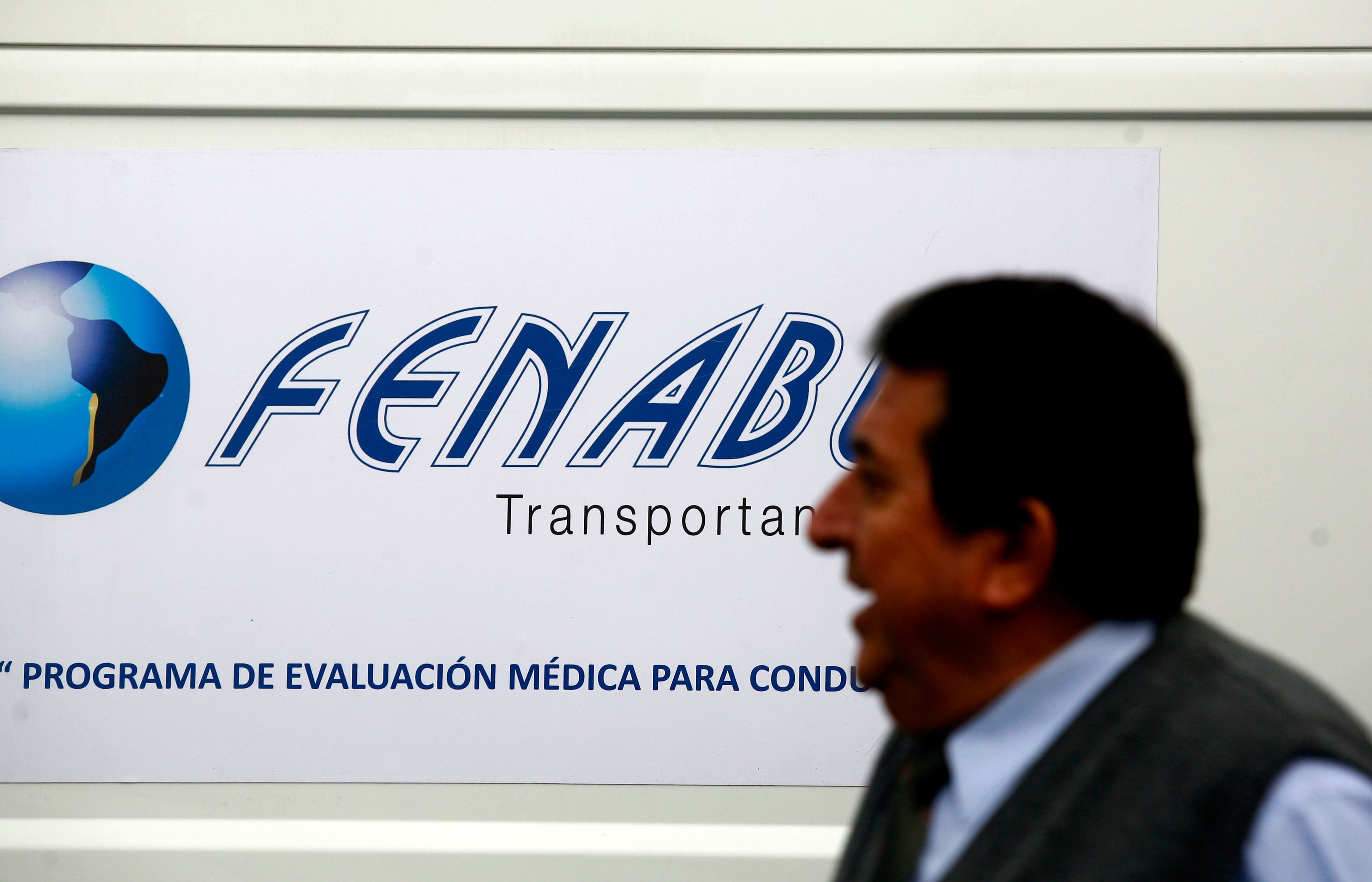 10 de AGOSTO 2012/SANTIAGO El ministro de Transportes y Telecomunicaciones, Pedro Pablo Errázuriz,  Marcos Carter, inauguran la primera Clínica Móvil de Fenabus, que atenderá a conductores y auxiliares de los buses rurales e interurbanos.


 
Foto:JUAN GONZALEZ/ AGENCIAUNO