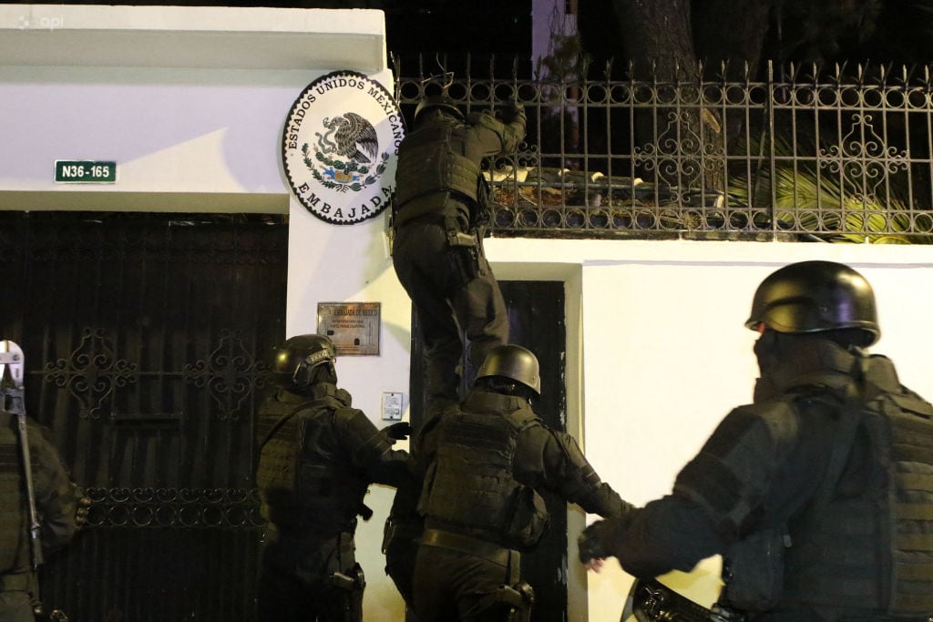 Fuerzas de seguridad de Ecuador invaden la embajada de México en la ciudad de Quito, en plena crisis diplomática.