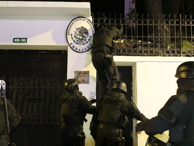 Presidente de Ecuador justifica la invasión a la embajada de México y recibe críticas externas e internas