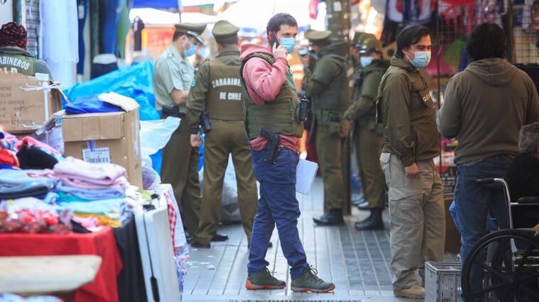 15 de septiembre de 2021/SANTIAGOPelea entre comerciantes ambulantes de meiggs deja dos personas heridas a bala
FOTO: DIEGO MARTIN /AGENCIAUNO