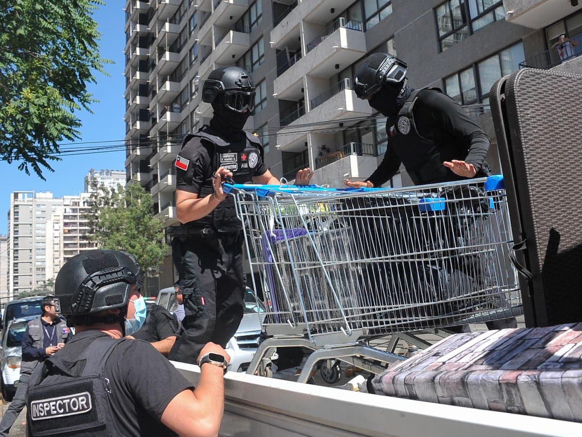 Desde ropa falsificada hasta estoques: esto es lo que se sabe del megaoperativo contra comercio ambulante en la Región Metropolitana