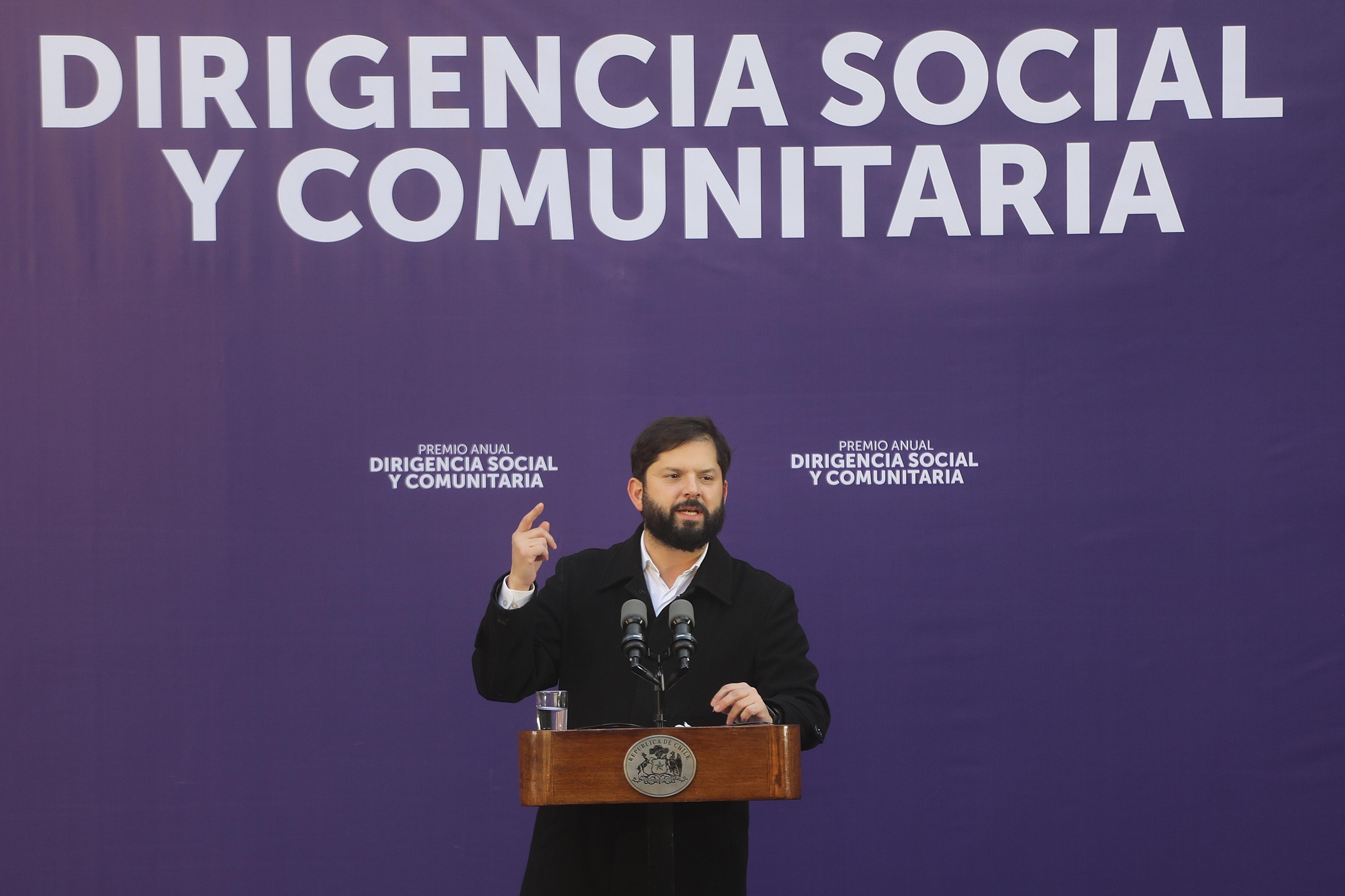 7 de agosto de 2025/SANTIAGOEl Presidente de la República, Gabriel Boric Font, encabeza la primera ceremonia de entrega del Premio Anual Dirigencia Social y Comunitaria, ceremonia que se desarrolla en el Patio de Los Cañones del Palacio de La Moneda.FOTO: SEBASTIAN BELTRAN GAETE / AGENCIAUNO