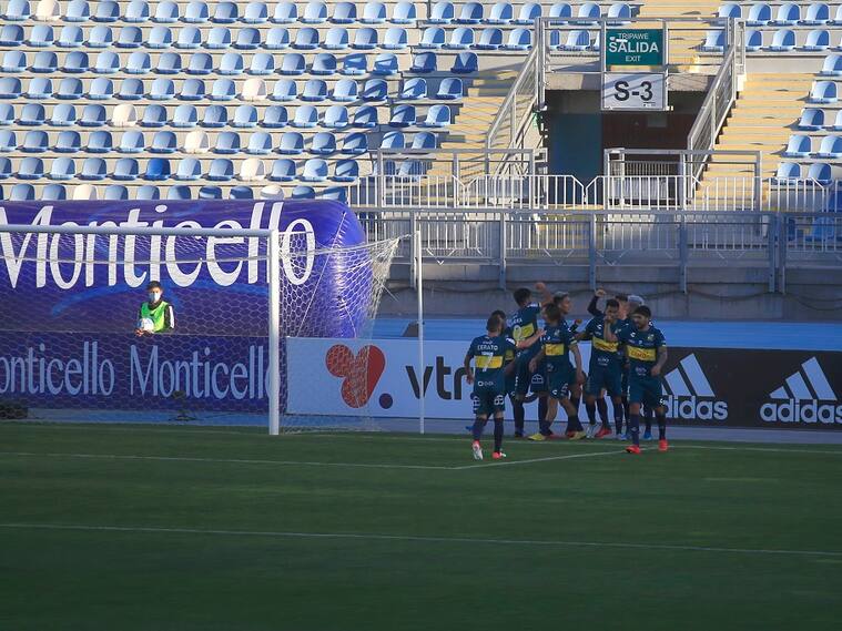 13 de septiembre de 2020/RANCAGUA El jugador Rodrigo Echeverria 13 de Everton anota el primer Gol, durante el partido entre OÕhiggins v/s Everton por la Fecha 11 del AFP Plan Vital Primera Divisin 2020 jugado en el estadio el Teniente en Rancagua.
FOTO:VICTORPEREZ/AGENCVIAUNO.