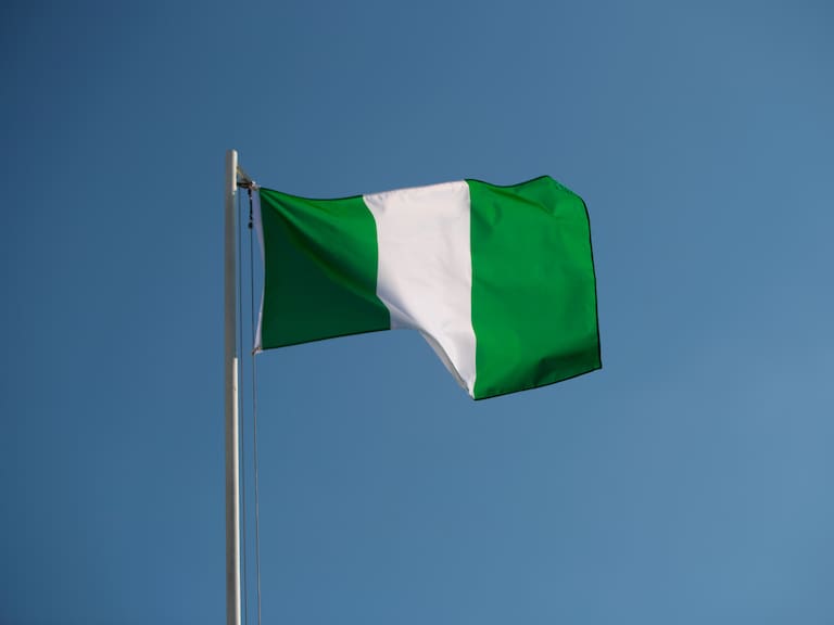 La bandera de Nigeria ondeando por el viento