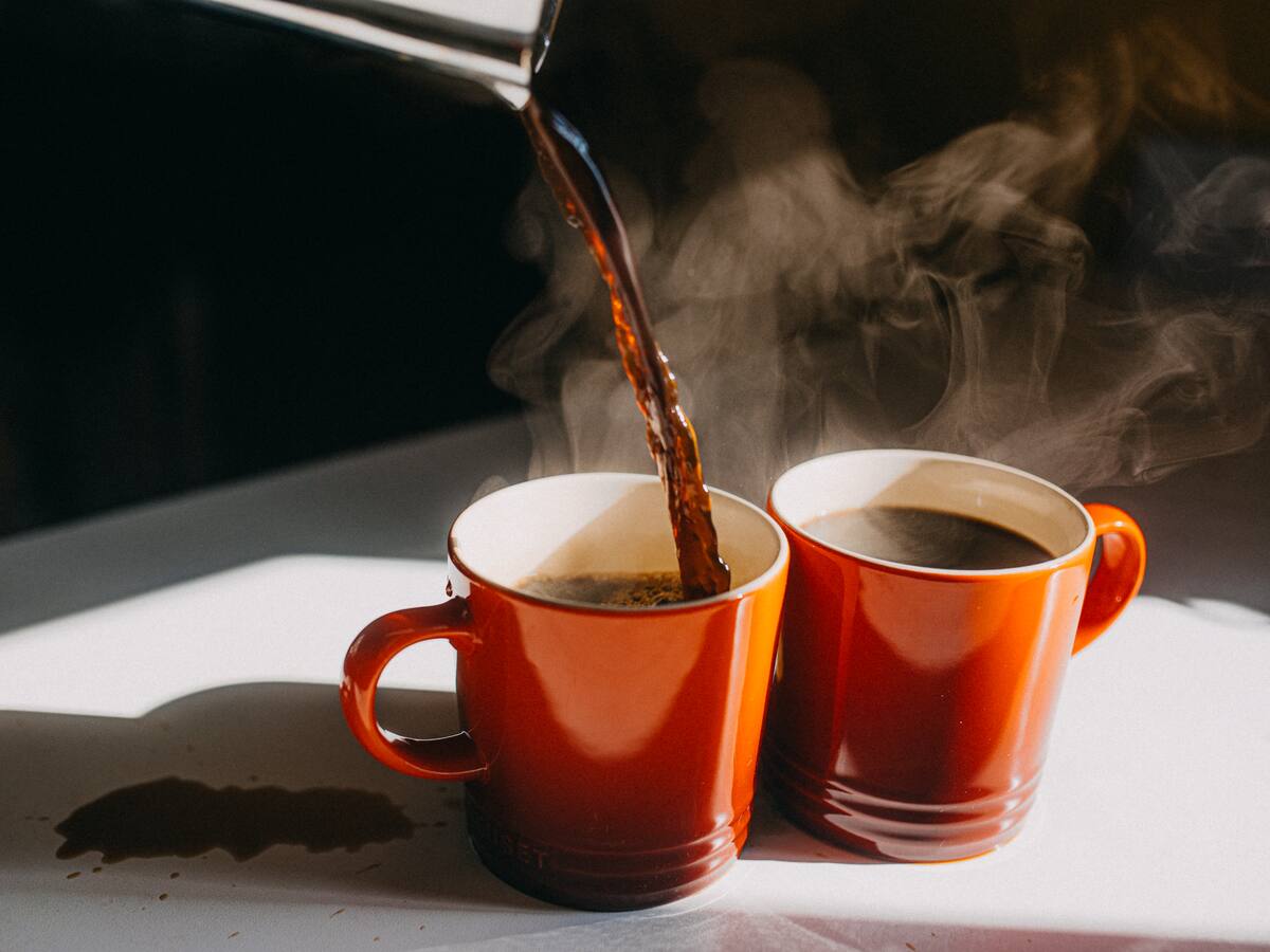 No es azúcar, ni miel: estos son los impensados ingredientes que debes poner al café para cuidar tu cerebro, según neurólogo