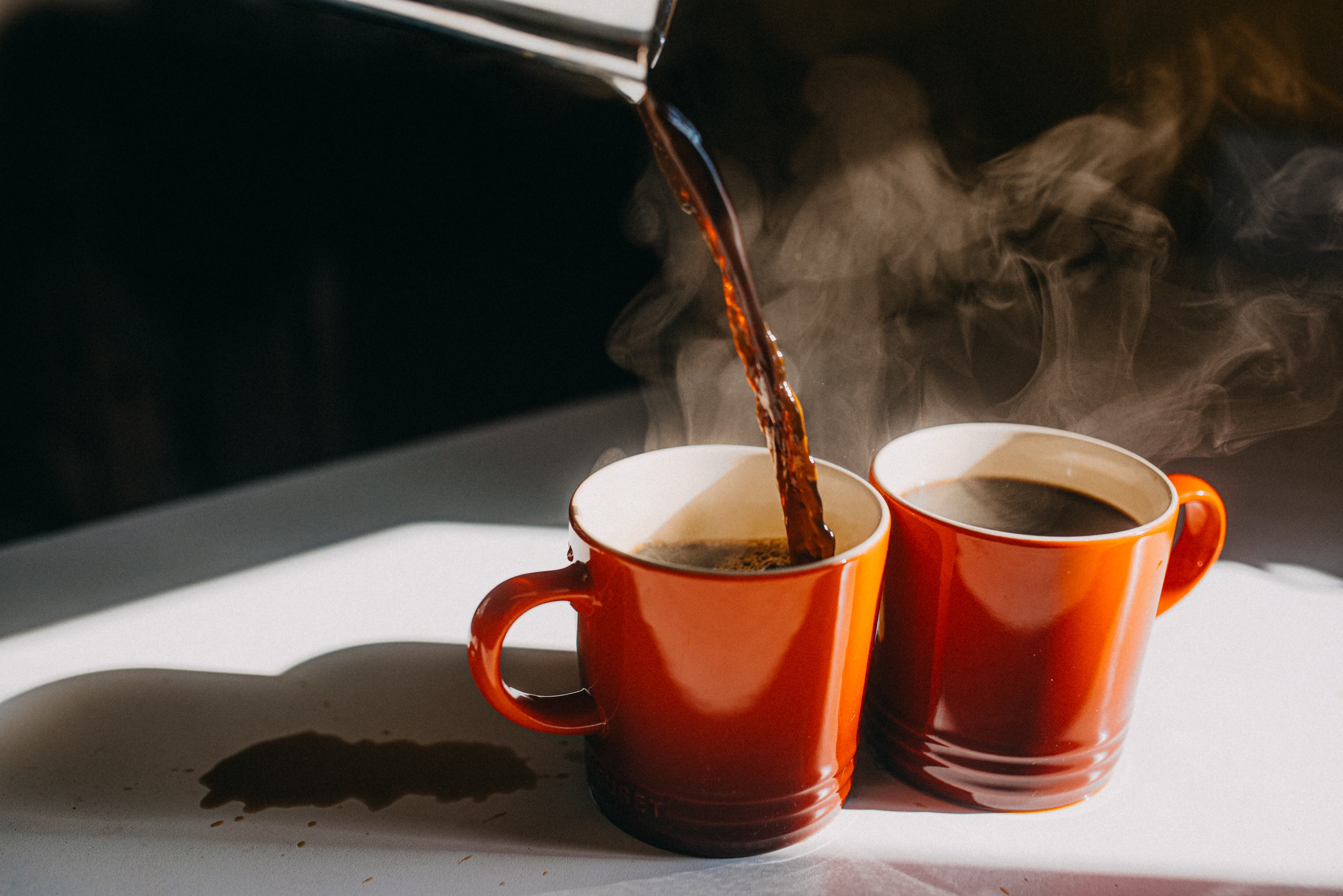 Beber té o café muy caliente triplica el riesgo de cáncer de esófago, según nuevo estudio