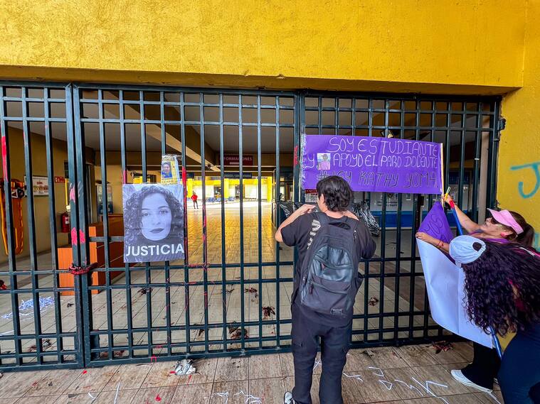 14 DE MARZO 2024/ANTOFAGASTA
Masiva movilización en la Municipalidad de Antofagasta, para denunciar vulneraciones de derechos en distintos establecimientos públicos de la ciudad tambien piden la renuncia del alcalde Jonatan Velazquez.
FOTO: CRISTOFER DEVIA
FOTO: CRISTOFER DEVIA/AGENCIAUNO