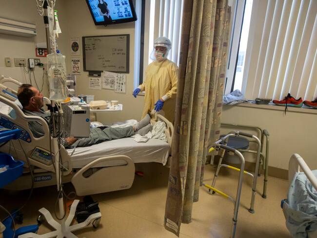 Médico atiende a paciente con Covid-19 en un hospital de Torrance