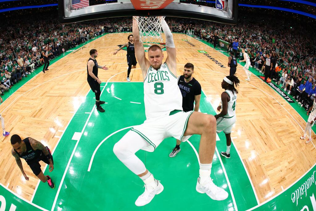Kristaps Porzingis se cuelga del aro tras anotar dos puntos para Boston Celtics en el inicio de la final de la NBA ante Dallas Mavericks.