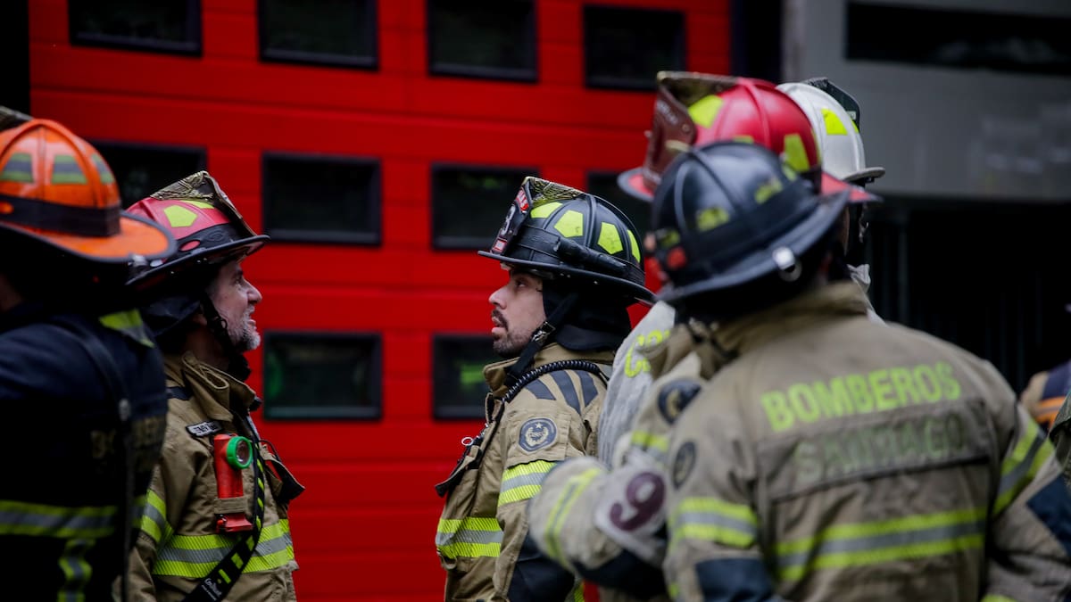 Emergencia química en Clínica Santa María: Bomberos despliega amplio operativo al interior del recinto