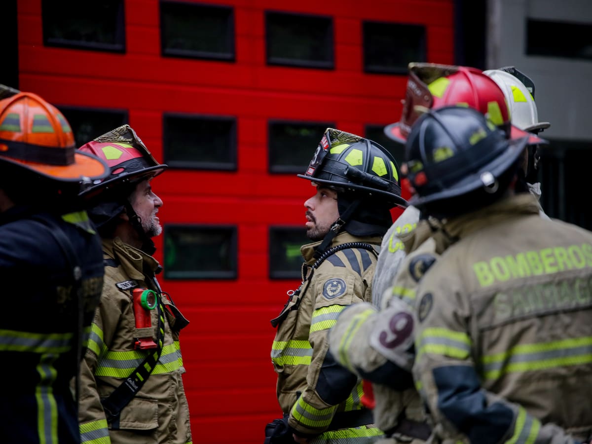 Emergencia química en Clínica Santa María: Bomberos despliega amplio operativo al interior del recinto