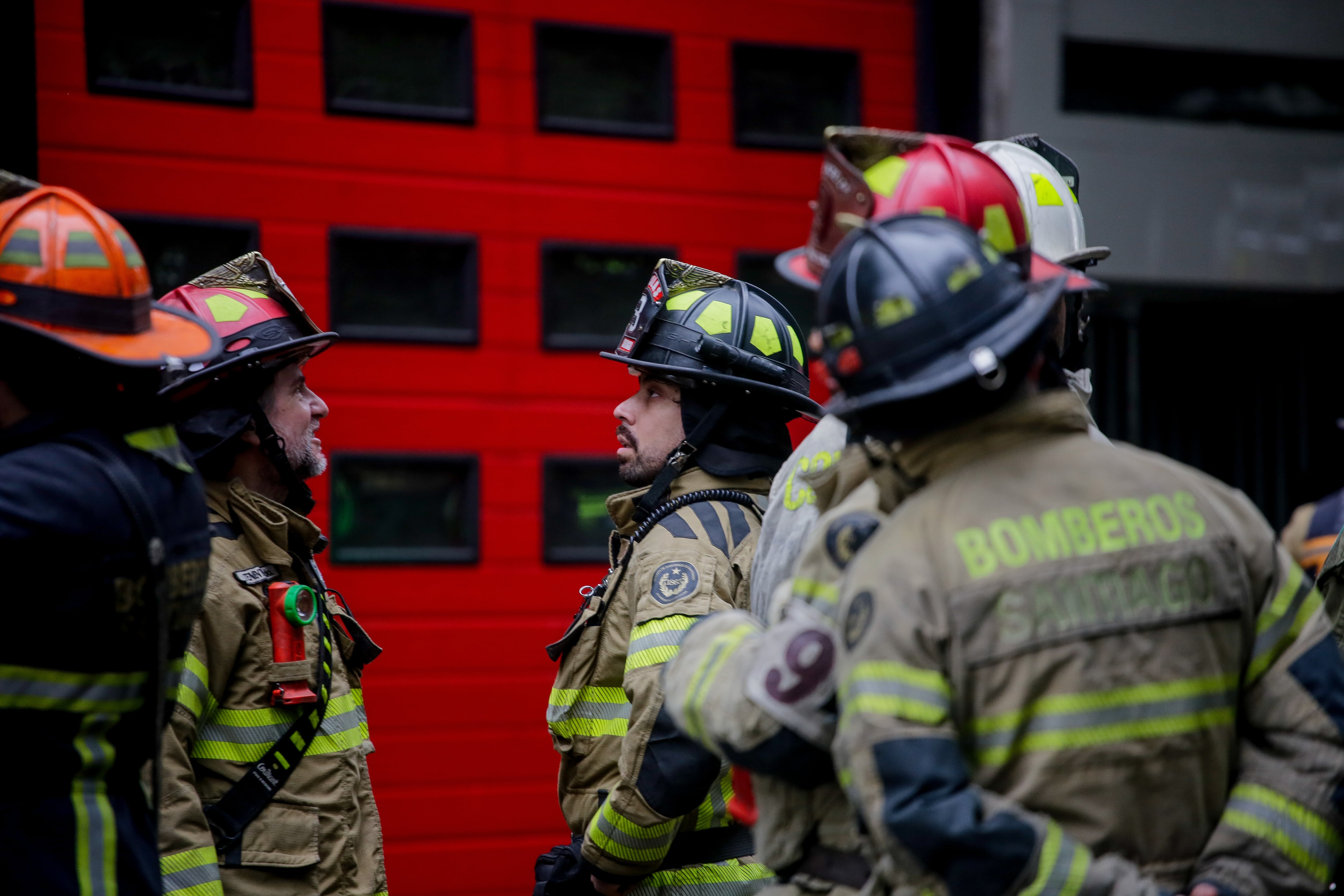 Emergencia química en Clínica Santa María: Bomberos despliega amplio operativo al interior del recinto