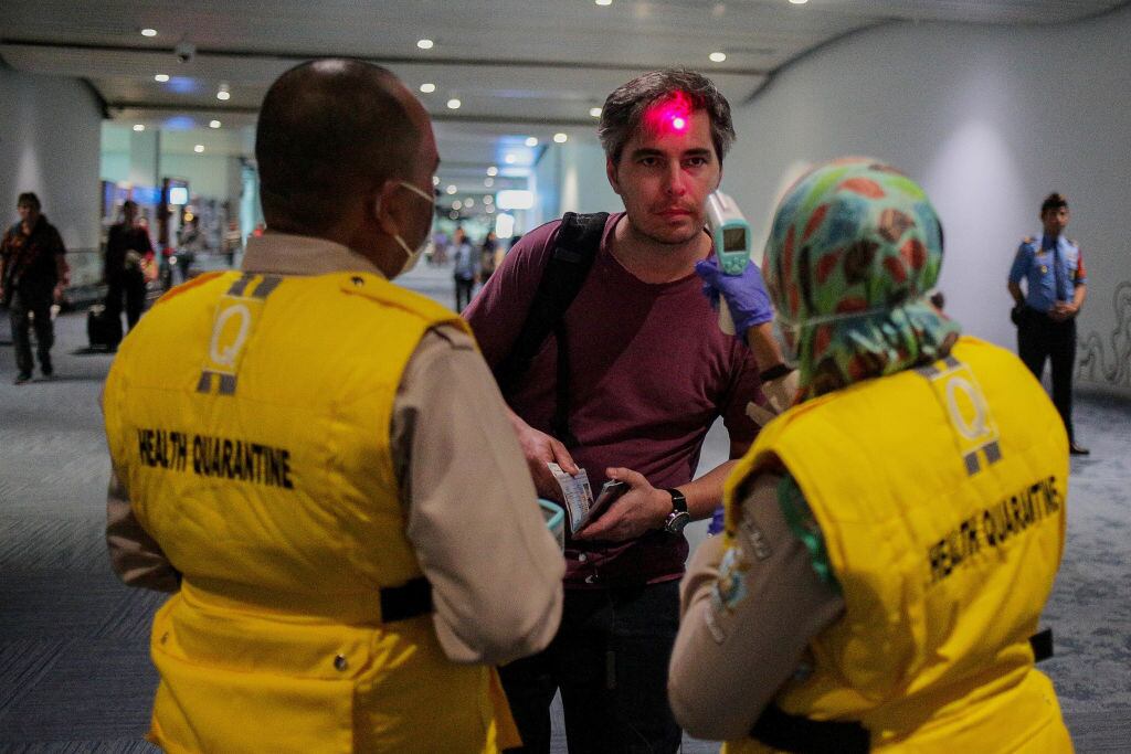 Personal sanitario hace revisiones por la viruela del mono en aeropuerto de Indonesia