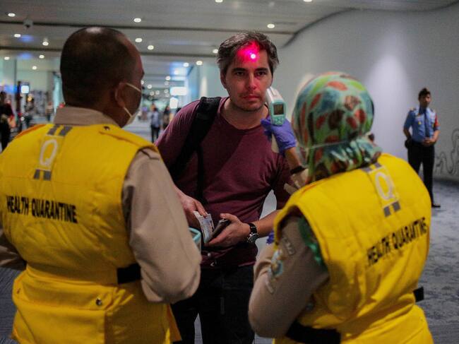 Personal sanitario hace revisiones por la viruela del mono en aeropuerto de Indonesia