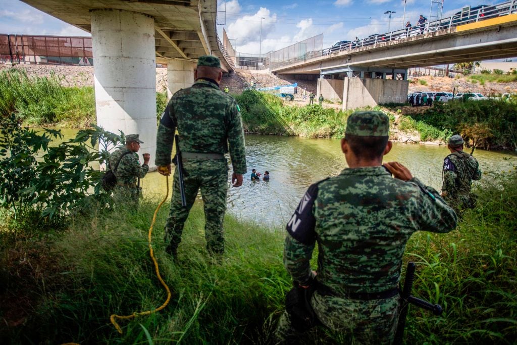Policías mexicanos vigilan el río Grande en el estado de Tamaulipas