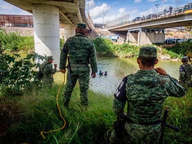 Policías mexicanos vigilan el río Grande en el estado de Tamaulipas