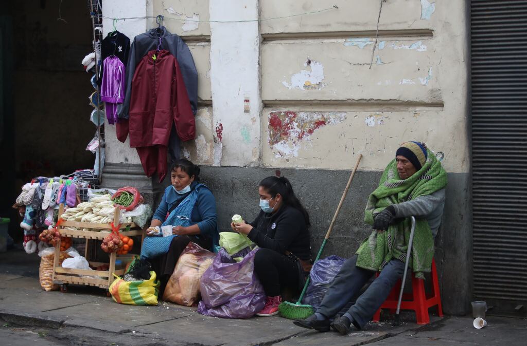 Mujeres venden alimentos en las calles de la capital de Perú
