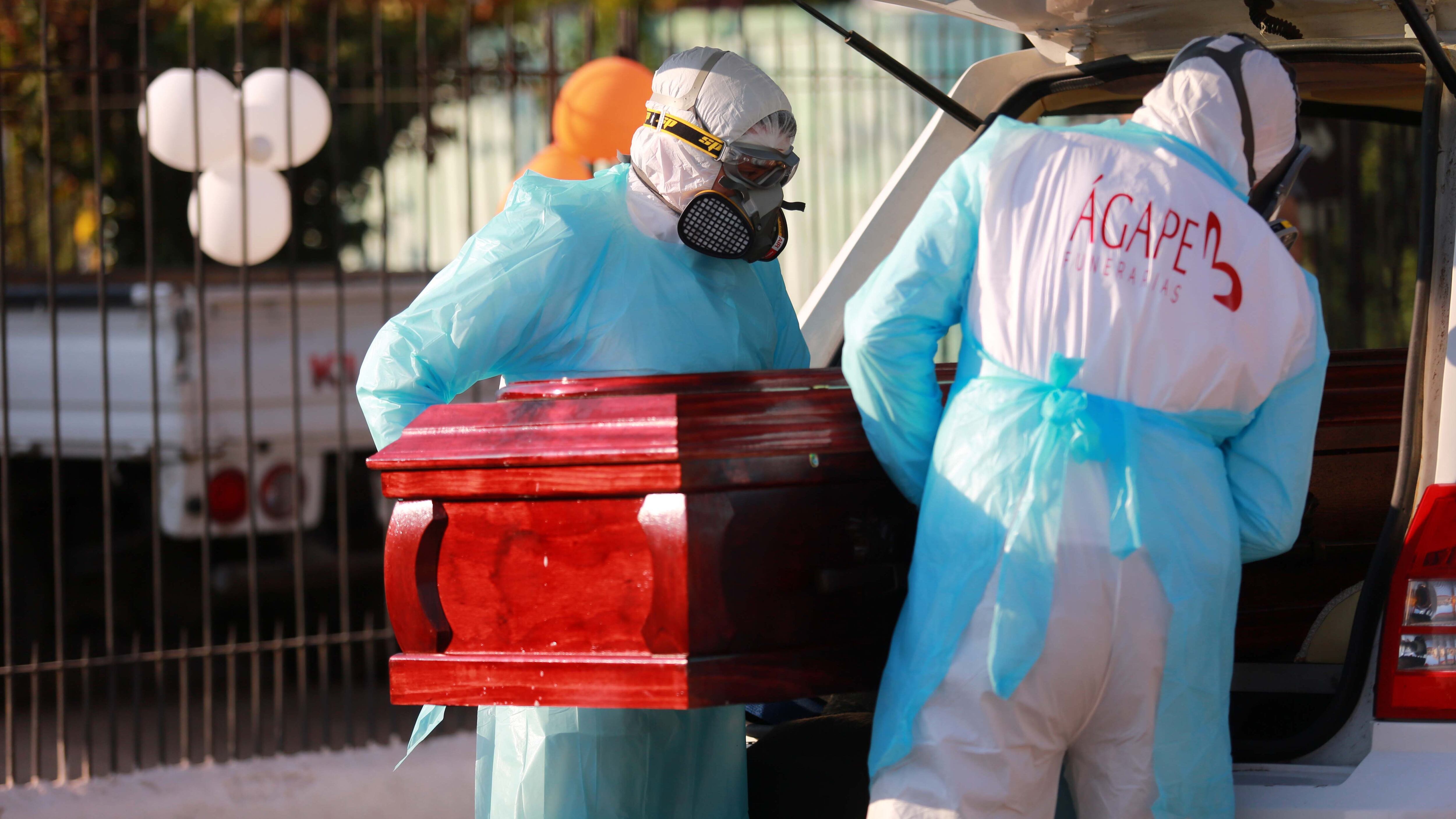09 DE MAYO DE 2020/ SANTIAGO
Funcionarios de la funeraria retirando el fenetro y subindolo a la carroza, durante muy cruda y emotiva despedida por parte de familiares y la comunidad completa por hombre fallecido en la comuna de San Joaquin por contagio de COVID-19, donde sus familiares tuvieron que permanecer con el fallecido, mas de 24 horas en el interior del mismo hogar sin recibir ayuda de ninguna entidad publica. 

Fotos: JOS FRANCISCO ZUIGA/ AGENCIAUNO