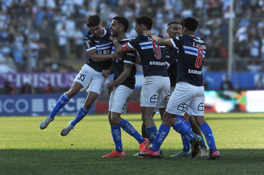 Universidad Católica se queda con el Clásico ante Colo Colo y lo llena de dudas con miras al Superclásico