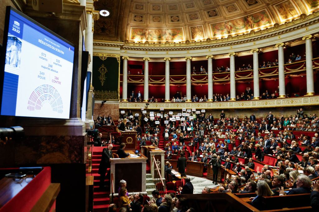 Legisladores protestan contra la conservadora nueva ley migratoria que fue aprobada por el Parlamento de Francia en la ciudad de París.