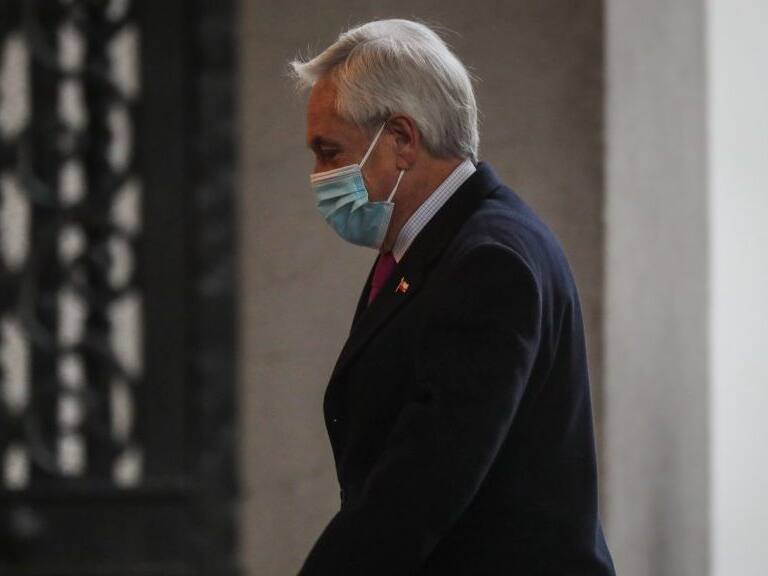 16 de agosto del 2021/SANTIAGOEl Presidente de la Republica, Sebastián Piñera, llega al Palacio de la Moneda, y camina por el patio de Los Cañones, mientras recibe los Honores de la Guardia de Palacio.
FOTO: SEBASTIAN BELTRAN GAETE/AGENCIAUNO