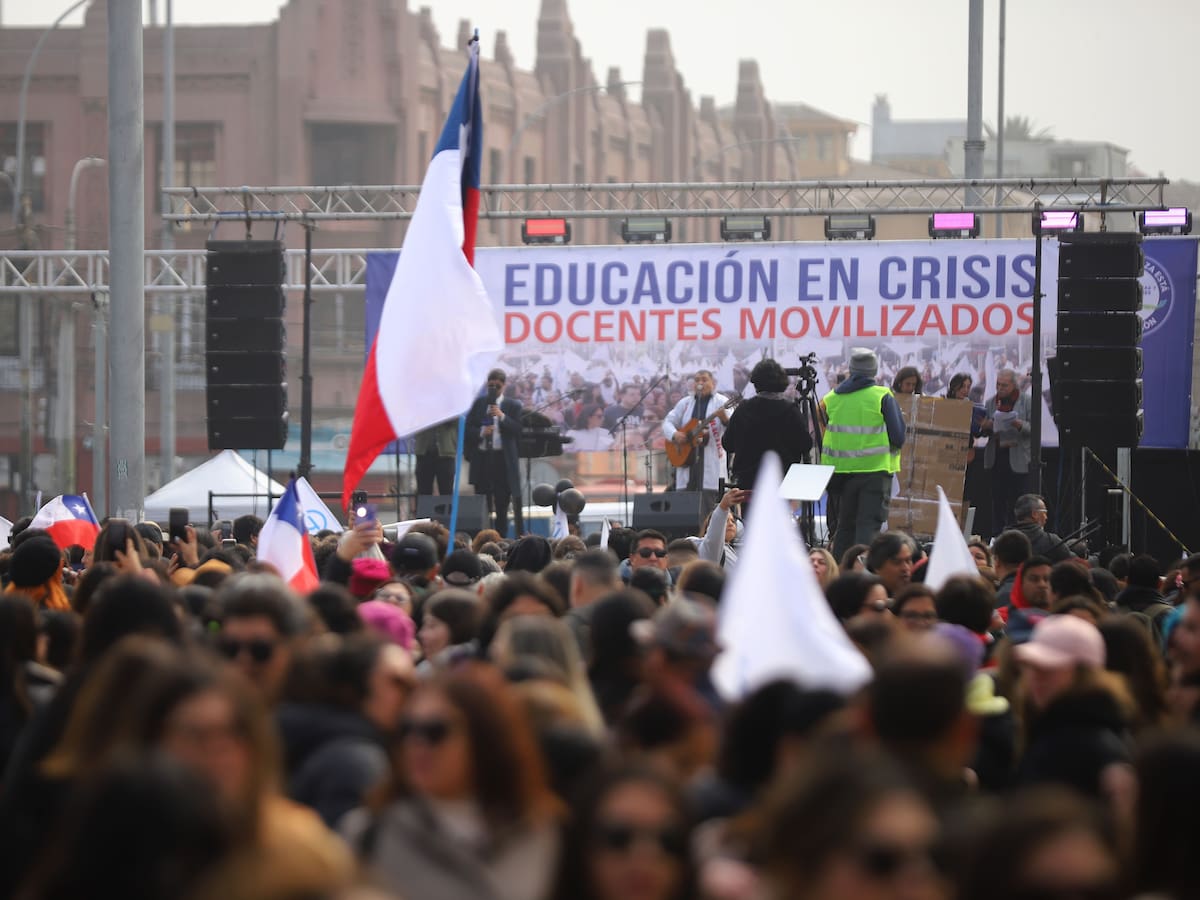 Contraloría aclara que los profesores adheridos al paro nacional verán descuentos en su remuneración el mes siguiente