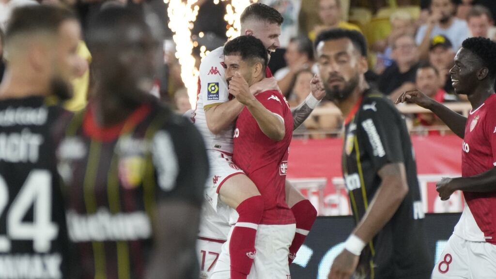 Guillermo Maripán recupera la titularidad en Mónaco y anota gol en la victoria ante Lens
