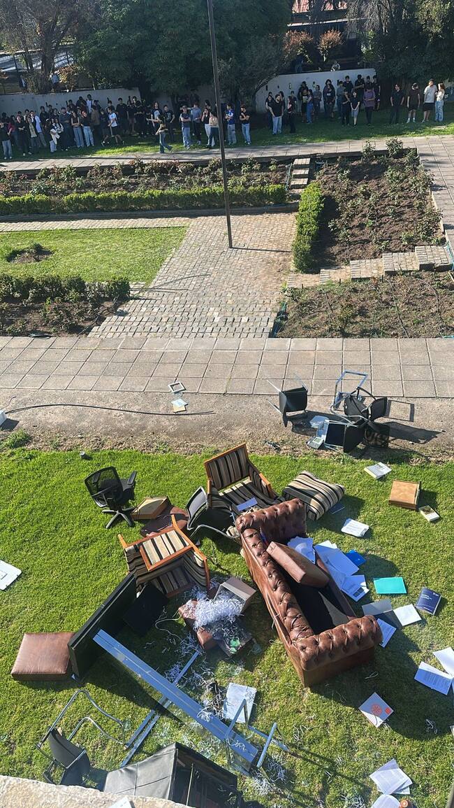 Estudiantes de la Usach protagonizan violenta protesta