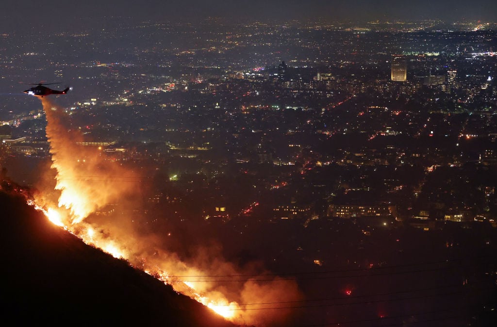 Hollywood y Studio City enfrentan los dos nuevos incendios forestales que afectan zonas de la ciudad de Los Angeles en el estado de California de Estados Unidos