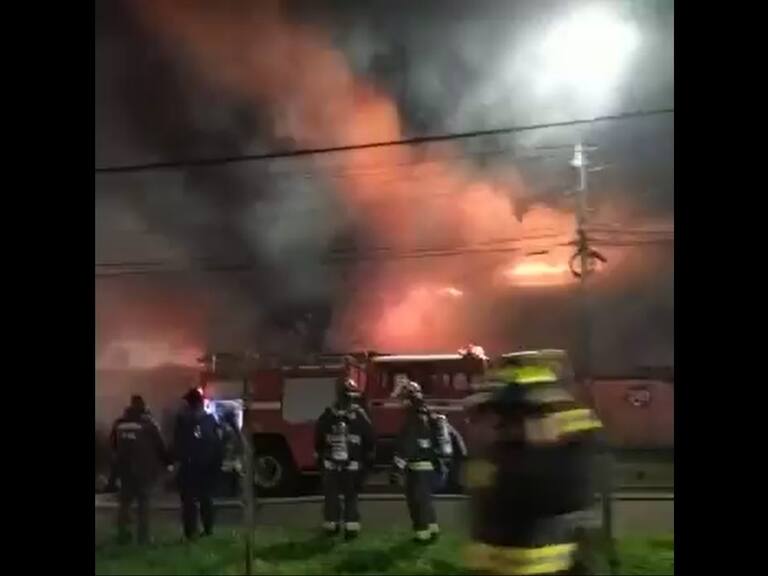 Incendio afecta al menos a dos viviendas en Valdivia